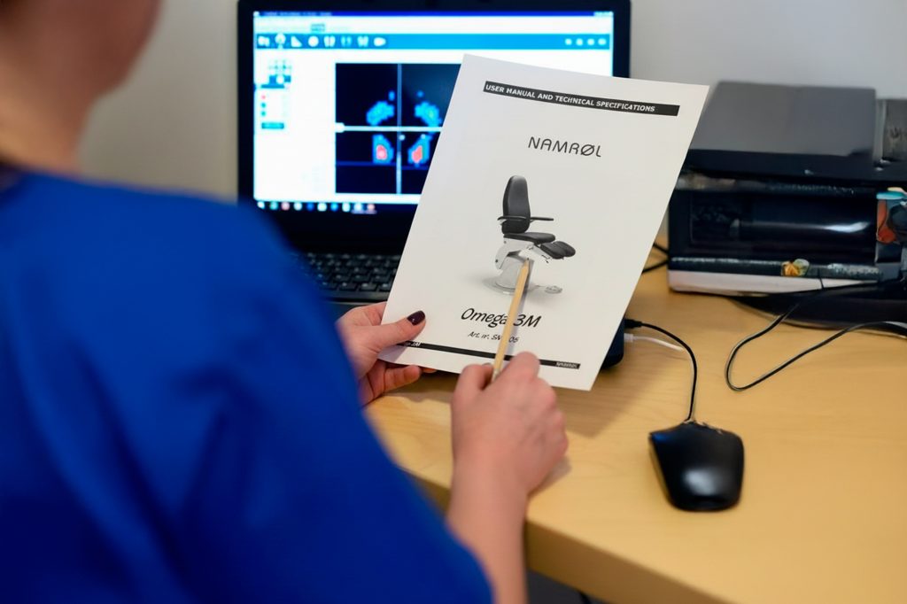 mujer leyendo la guia técnica